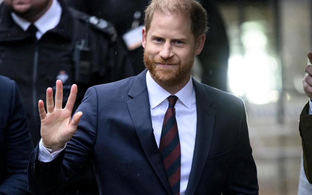 Harry torna a Londra senza Meghan e i figli: la decisione ‘last minute’