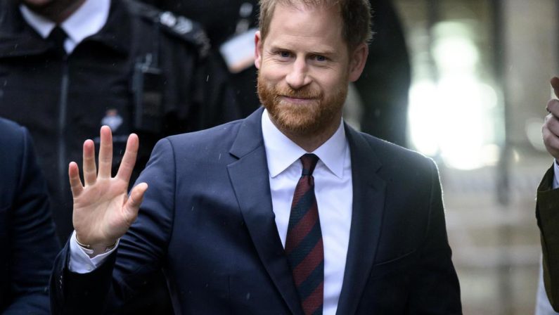 Harry torna a Londra senza Meghan e i figli: la decisione ‘last minute’
