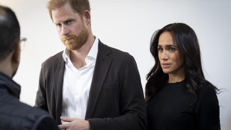 Meghan Markle raggiunge Harry in Gb, ma non apparirà in pubblico: la decisione