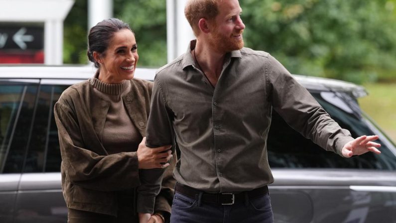 Meghan e Harry, la visita alla tomba di Lady Diana con i figli Lilibet e Archie