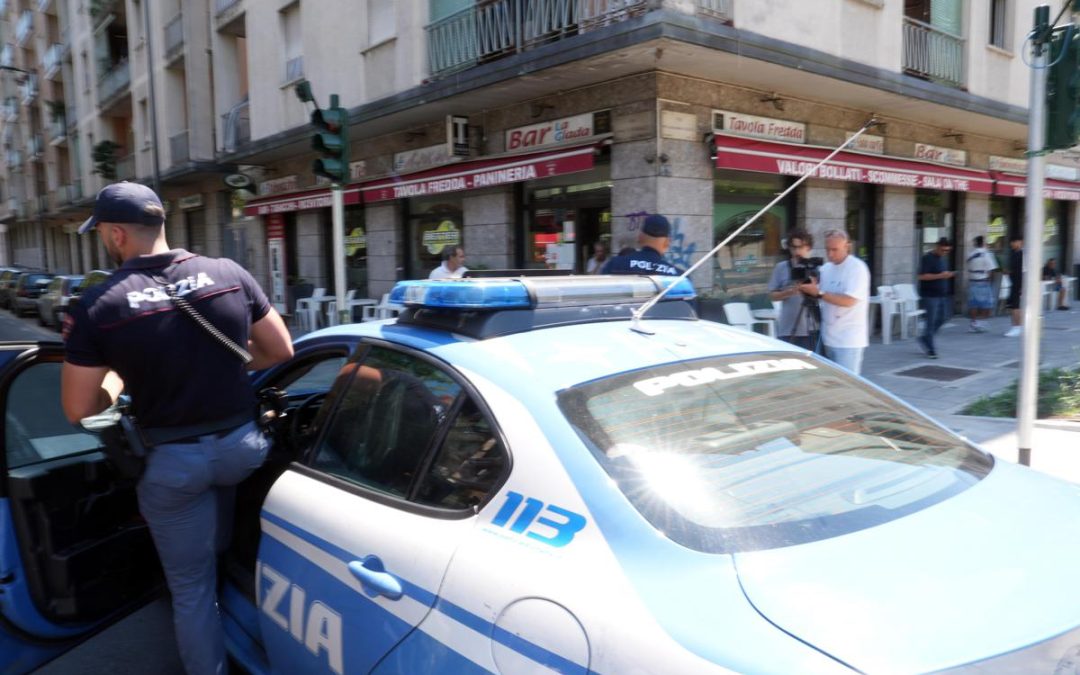Milano, aggressione in strada e 20 coltellate a uno sconosciuto: bloccato dai clienti del bar