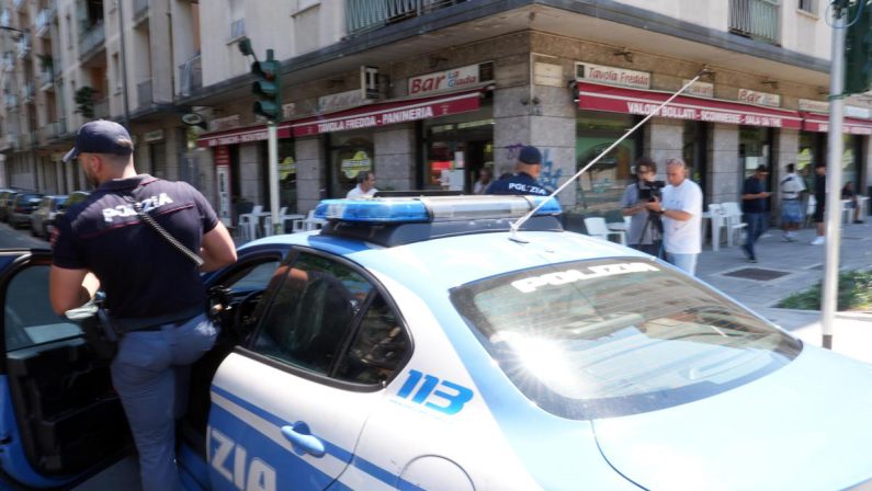 Milano, aggressione in strada e 20 coltellate a uno sconosciuto: bloccato dai clienti del bar