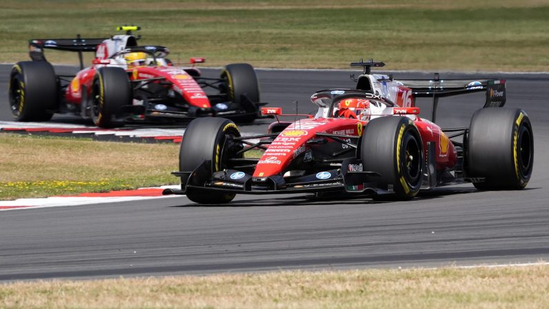 F1, trionfo Ferrari a Silverstone: Leclerc vince, Hamilton terzo. Antonelli fuori dai punti per un problema tecnico