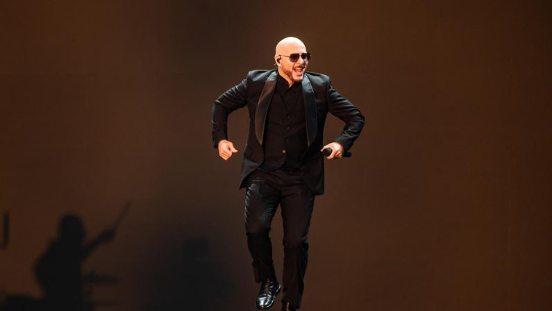 Pitbull canta davanti alla più grande folla di ‘calvi’ al mondo: il record