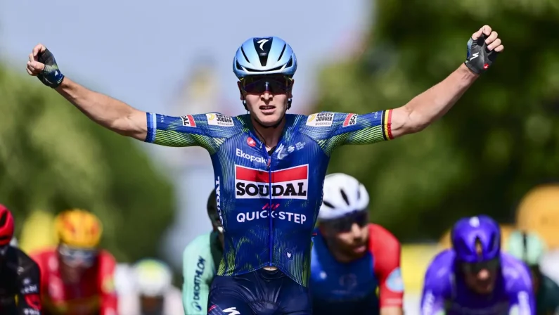 Merlier cala il tris, sua la dodicesima tappa del Tour de France. Pogacar sempre in giallo