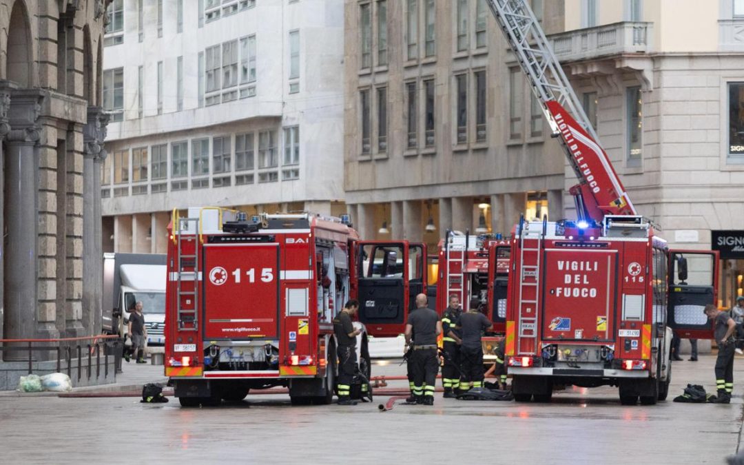 Milano, incendio in un palazzo vicino Rinascente in piazza Duomo: alta nube di fumo
