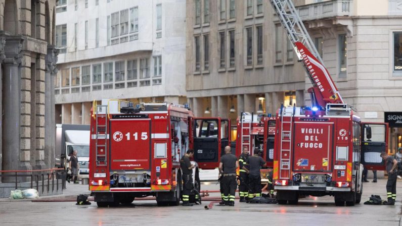 Milano, incendio in un palazzo vicino Rinascente in piazza Duomo: alta nube di fumo