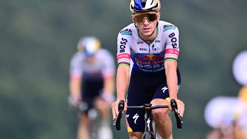 Tour de France, Evenepoel batte Pogacar e vince la 15esima tappa. Ritiro per Vingegaard