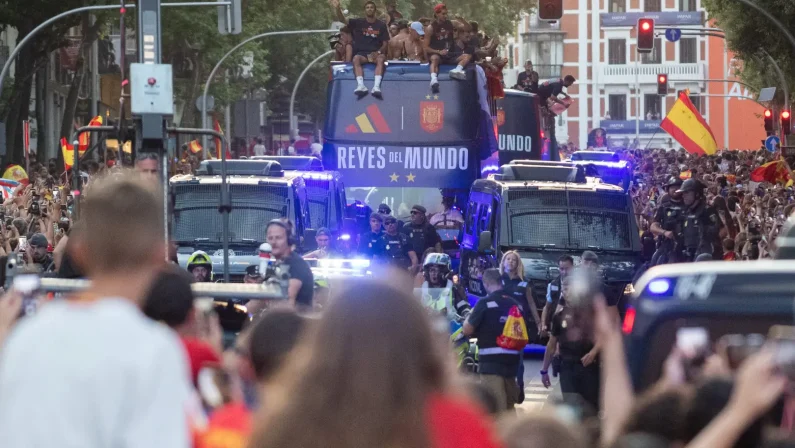 Maxi festa della Spagna a Madrid, oltre due milioni di persone in strada per il trionfo Mondiale