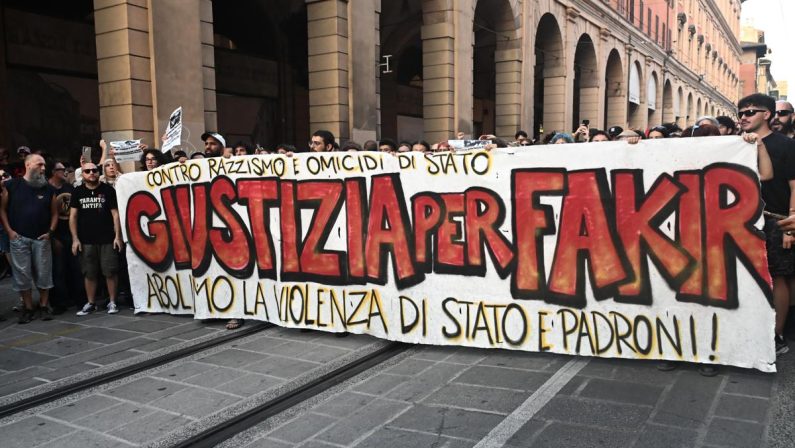 Fakir, conclusa l’autopsia. Il legale della famiglia: “Ipotesi asfissia da compressione”
