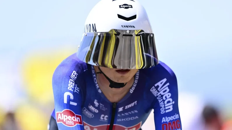 Philipsen trionfa nella 17esima tappa del Tour de France, Pogacar rimane in giallo