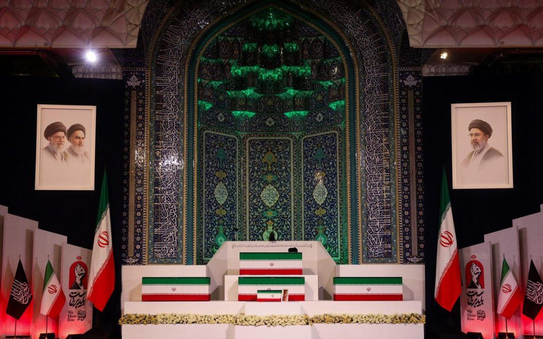 Iran, la bara di Khamenei esposta nella Grande Moschea: funerali da domani