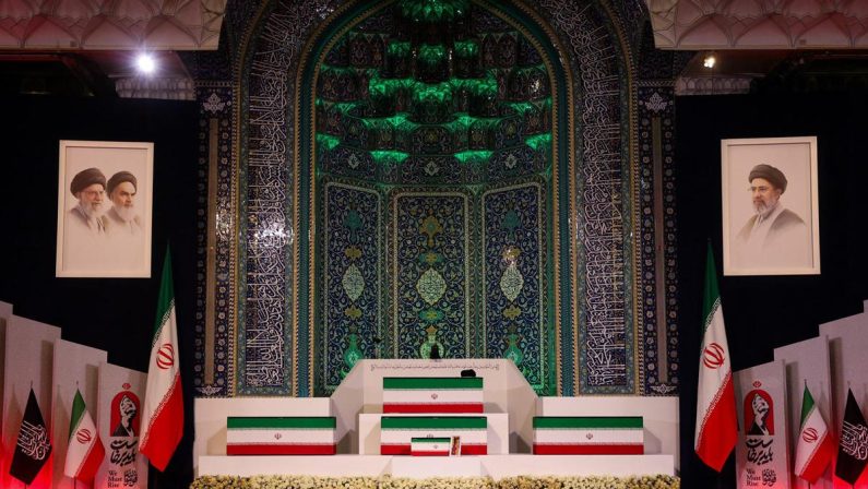 Iran, la bara di Khamenei esposta nella Grande Moschea: funerali da domani
