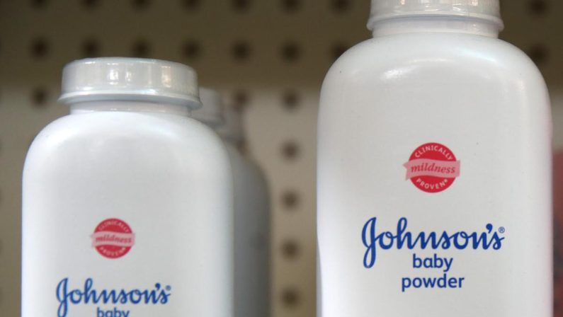 Johnson & Johnson offre 5,5 miliardi di dollari per risolvere le cause sul talco
