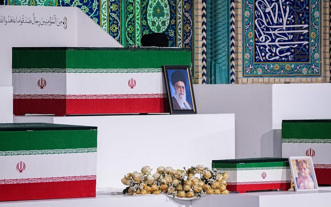 Iran, preghiera funebre per Khamenei: ci sono tre figli ma non Mojtaba