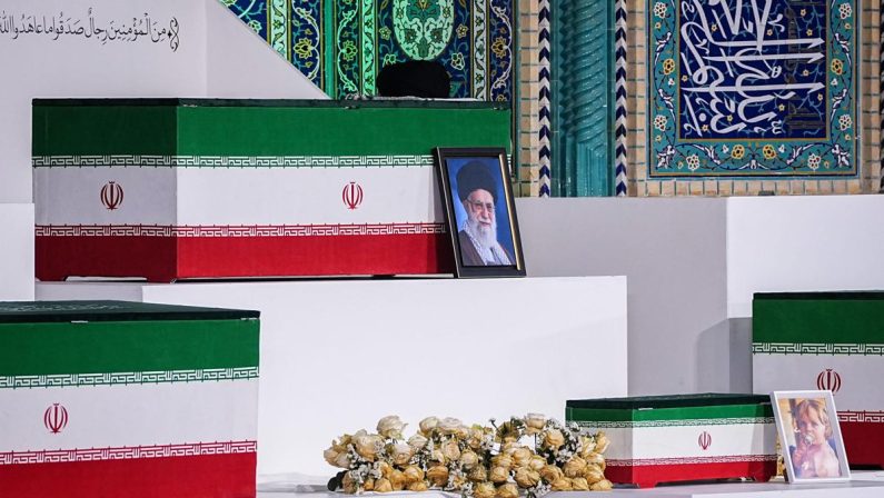 Iran, preghiera funebre per Khamenei: ci sono tre figli ma non Mojtaba