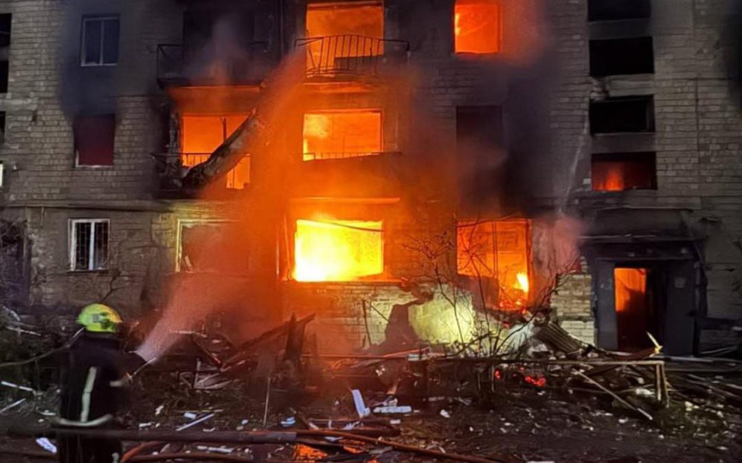 Ucraina, Russia attacca Kiev con missili e droni: 8 morti
