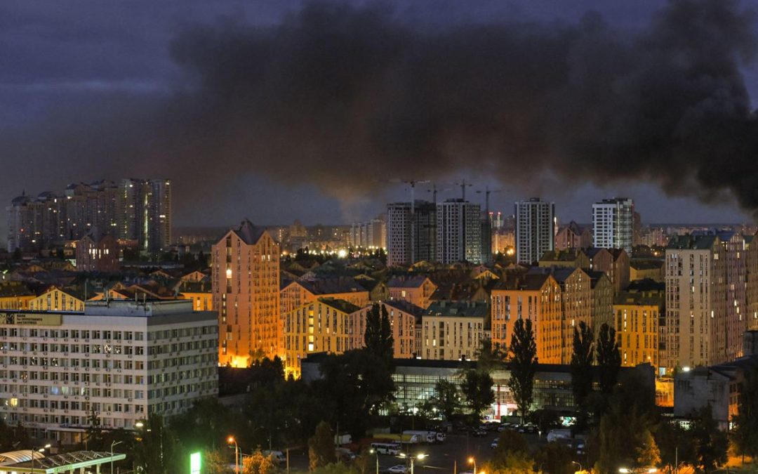 Ucraina, nuovi russi nella notte su Kiev. Attaccata con droni raffineria di petrolio in Russia