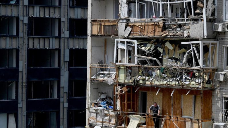 Raid russi sull’Ucraina, Zelensky: “A Sumy bombe aeree guidate contro civili”
