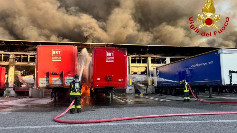 Milano, incendio nel capannone e esplodono furgoni: città ‘avvolta’ dal fumo