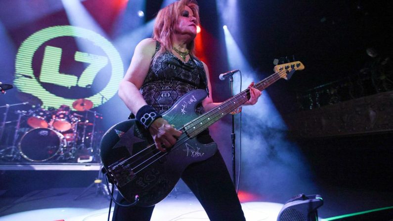 E’ morta Jennifer Finch, la bassista delle L7 aveva 59 anni
