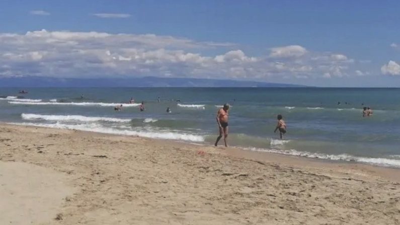 Un uomo di Lavello salva in mare una donna e i suoi due bambini