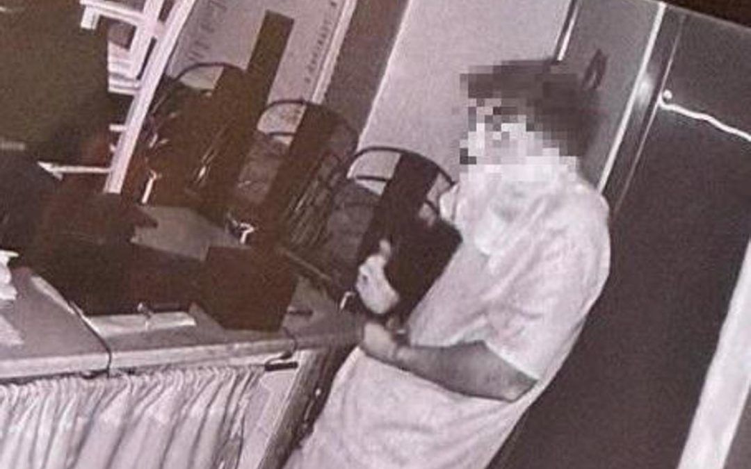 Furto notturno in una pizzeria, il proprietario condivide sui social la foto del ladro