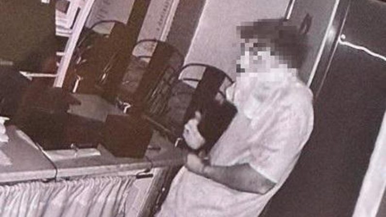 Furto notturno in una pizzeria, il proprietario condivide sui social la foto del ladro