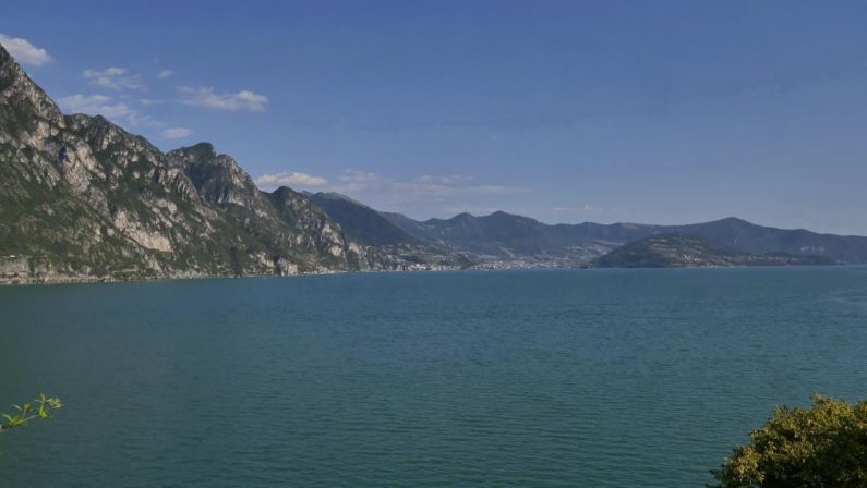 Lago di Garda, si tuffa per salvare ragazzo e non riemerge