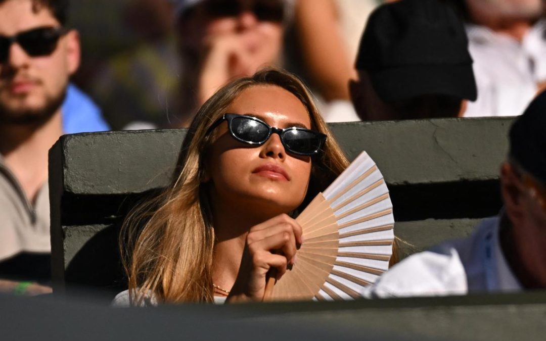 Laila Hasanovic esulta e abbraccia Sinner, festa tra fidanzati a Wimbledon