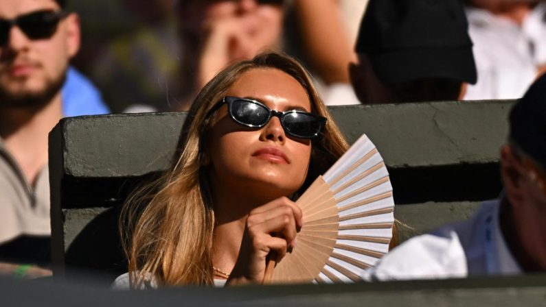 Laila Hasanovic esulta e abbraccia Sinner, festa tra fidanzati a Wimbledon