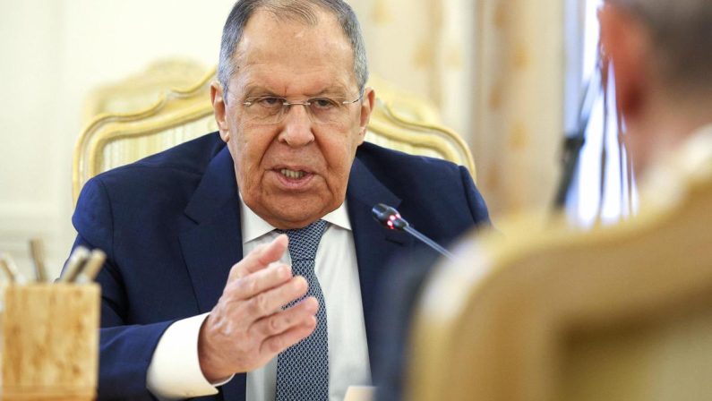 Ucraina, colpita raffineria russa. Lavrov: “Mosca vuole fine guerra per via diplomatica”