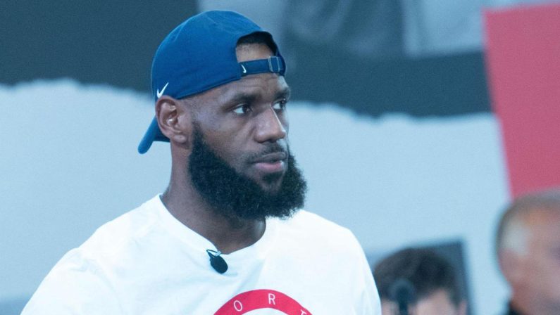 Nba, LeBron James firma con Philadelphia: “E’ l’ultimo viaggio”