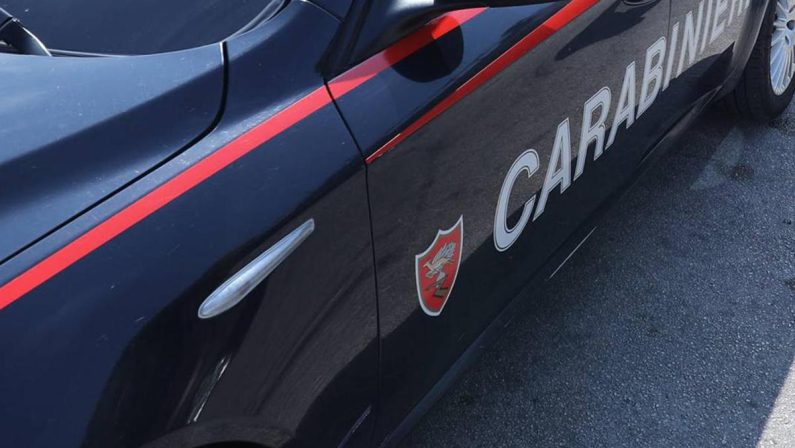 Modena, uomo ucciso a coltellate: trovato morto in androne condominiale
