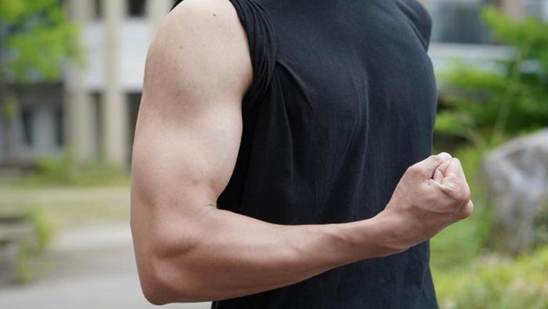 Muscoli forti anche invecchiando? Si può, ecco come avere l’effetto Braccio di ferro