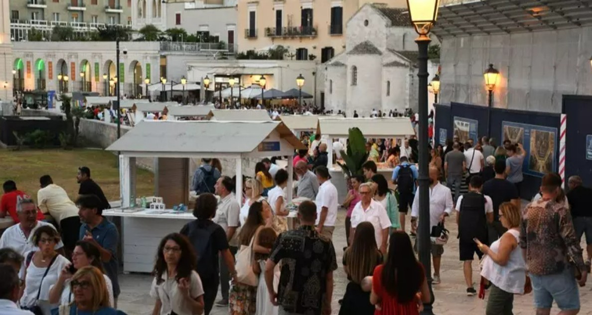 https://www.quotidianodelsud.it/wp-content/uploads/2026/07/lungomare-bari-libri.jpg