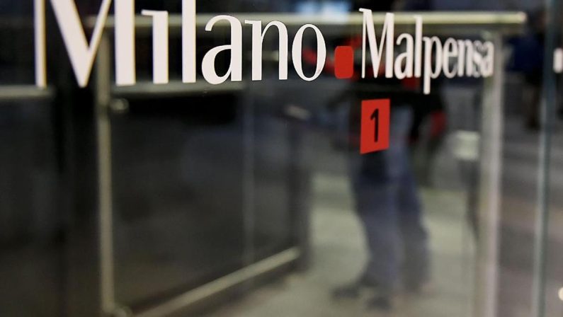 Malore per comandante aereo, atterraggio d’emergenza a Malpensa