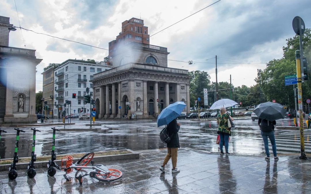 Meteo, caldo e temporali estremi: cosa fare (e cosa no) per evitare rischi