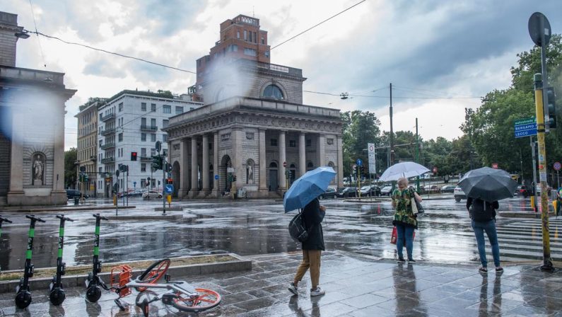 Meteo, caldo e temporali estremi: cosa fare (e cosa no) per evitare rischi