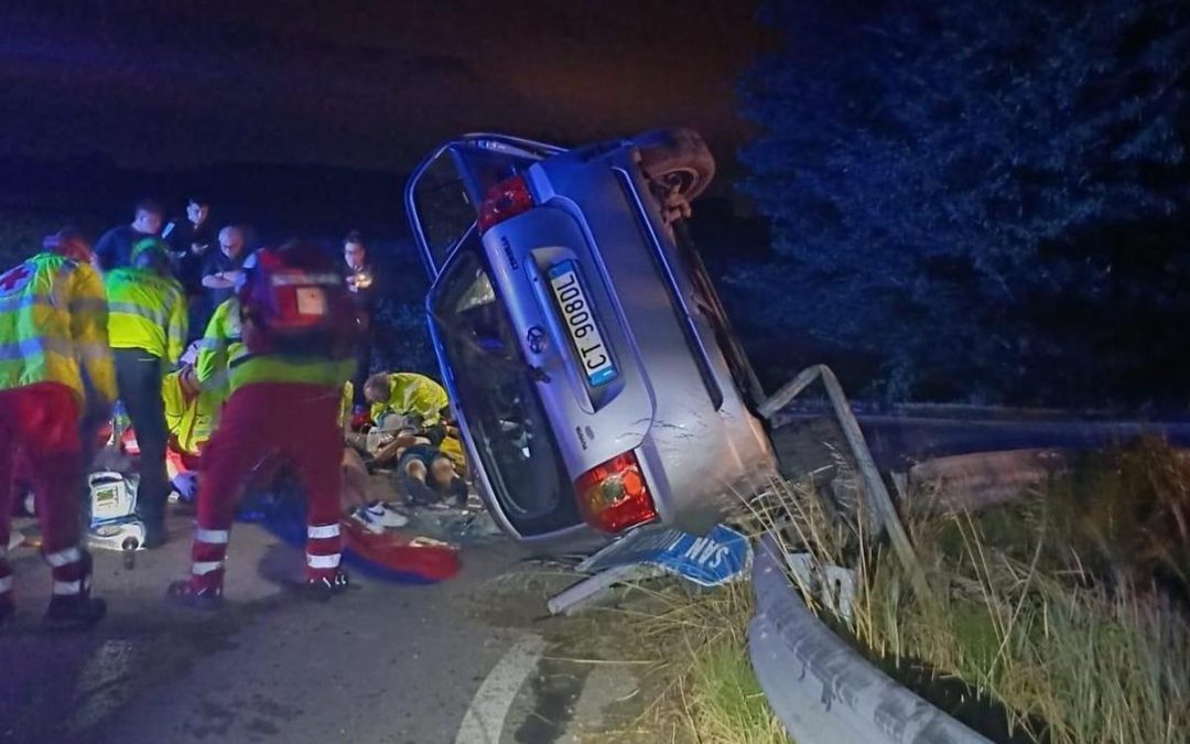 Auto fuori strada nel Mantovano, morto 38enne: gravi i figli di 5 e 10 anni