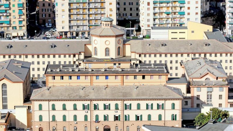 Detenuto sale sul tetto, la protesta nel carcere Marassi di Genova