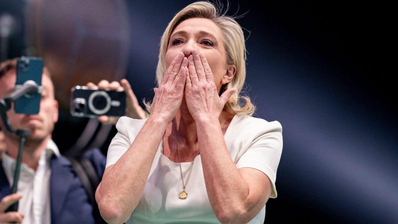 Francia, Le Pen ricorre in Cassazione e si candida alle presidenziali: gli scenari