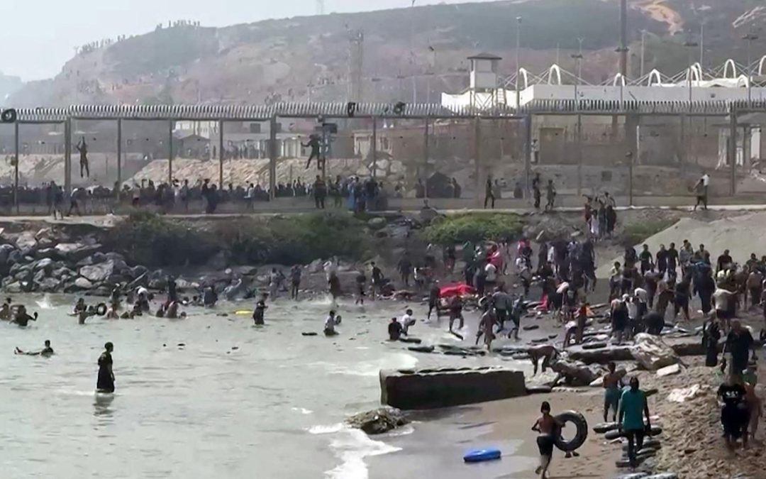 Emergenza migranti a Ceuta, almeno 18 morti. Meloni: “Pronti a stop Schengen con la Spagna”