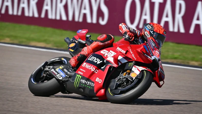 MotoGp, Marc Marquez centra la pole in Germania. Bezzecchi cade e si frattura la clavicola, rientra in Italia
