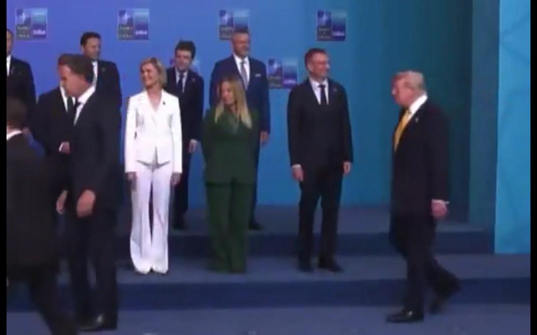 Meloni al vertice Nato, la premier nella foto di gruppo e l’arrivo di Trump