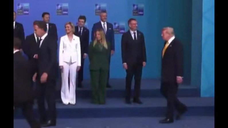 Meloni al vertice Nato, la premier nella foto di gruppo e l’arrivo di Trump