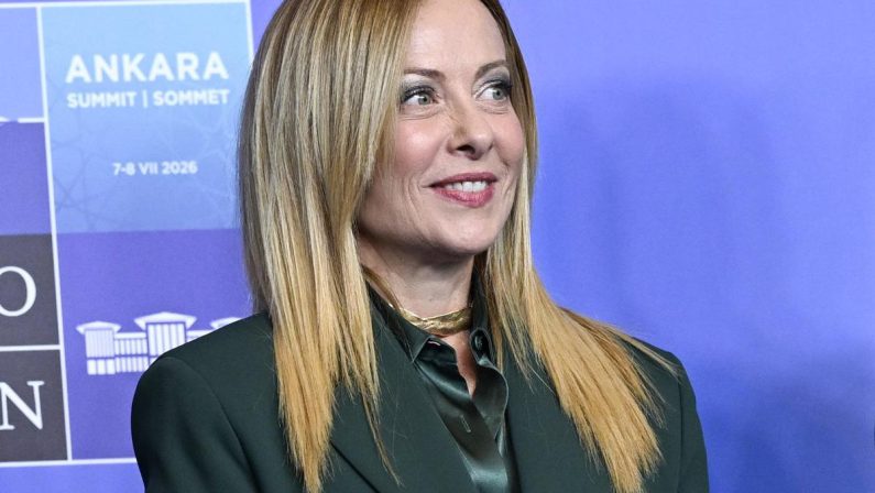 Meloni: “Rispettiamo impegni Nato ma stabiliamo noi priorità”. Su Trump: “Non mi pento di nulla”