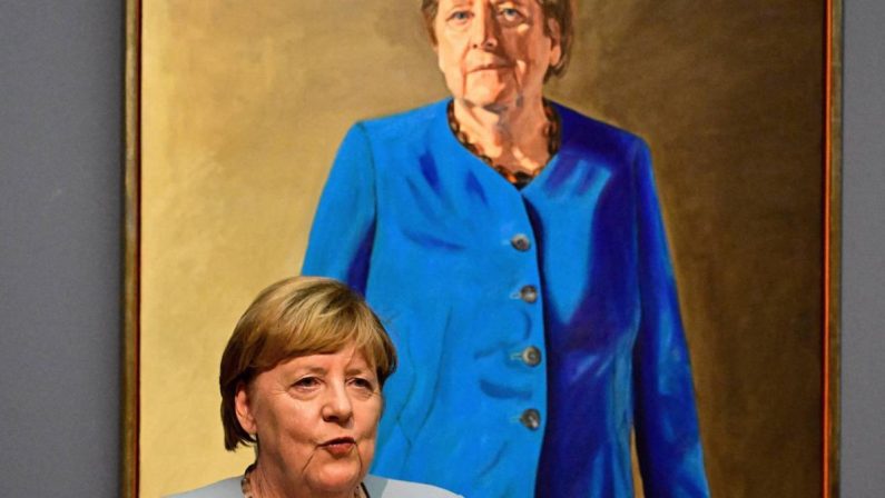 Merkel svela il suo ritratto: “E’ strano quando si diventa storia”