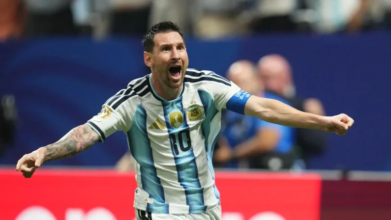 Epica rimonta dell’Argentina sull’Egitto, da 0-2 a 3-2 nel finale: i campioni in carica accedono ai quarti