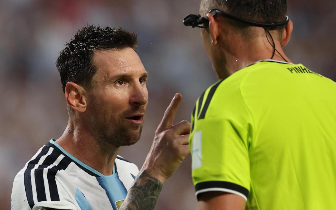 Argentina, Messi litiga con l’arbitro: “Non mancarmi di rispetto”